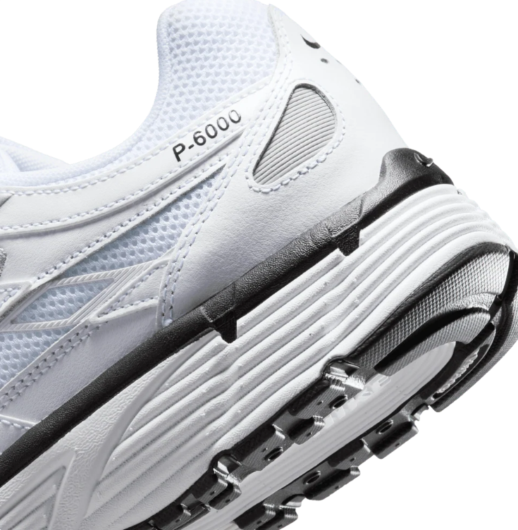 Nike Low-Top Sneakers - White & Black