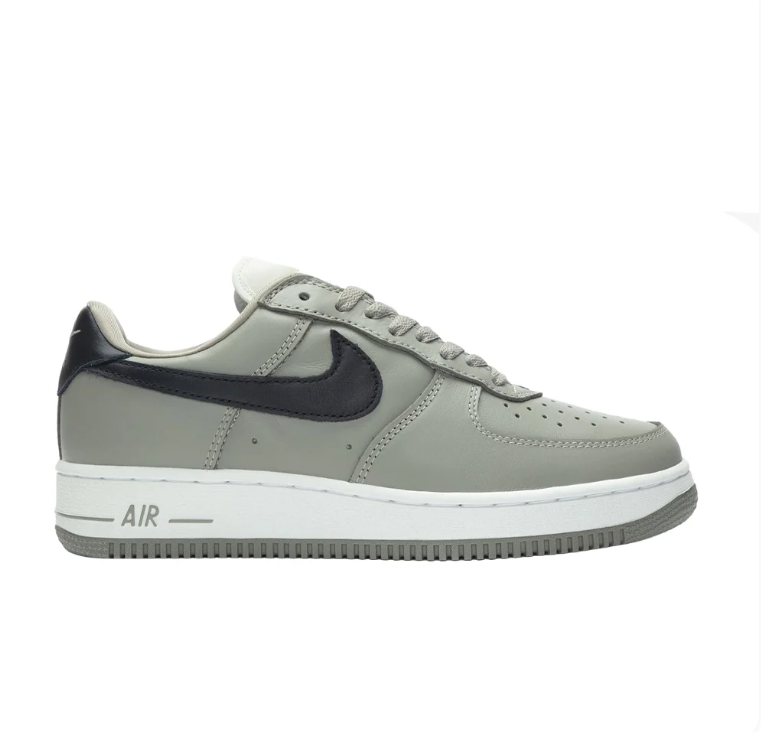 Nike Low-Top Sneakers - Grey & Black
