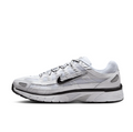 Nike Low-Top Sneakers - White & Black