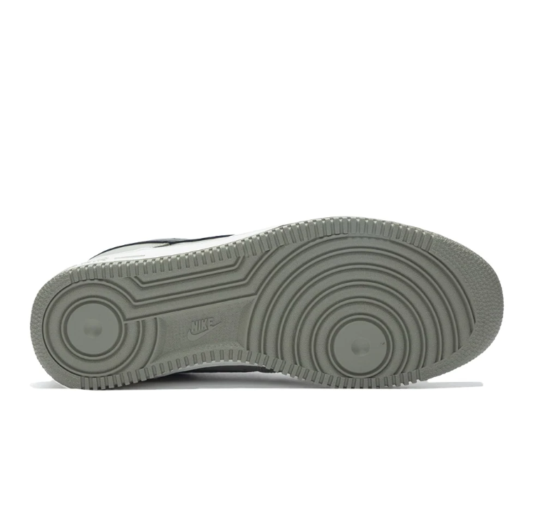 Nike Low-Top Sneakers - Grey & Black